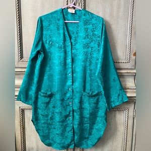Deep green polyester night shirt with long sleeves
